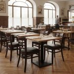 Mobilier de restaurant CHR : chaises et tables dans une salle professionnelle