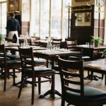 Agencement CHR d'une brasserie : tables et chaises disposées pour la circulation