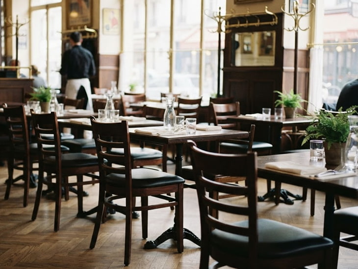 Agencement CHR d'une brasserie : tables et chaises disposées pour la circulation