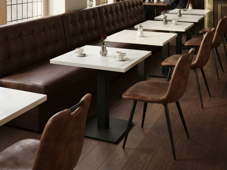 Mobilier de restaurant CHR : chaises et tables Intermob dans une salle
