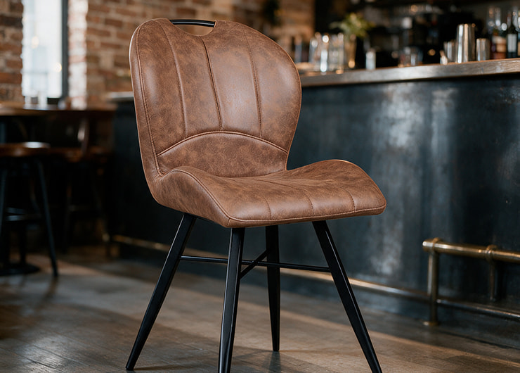 Chaises industrielles CHR en métal noir dans un bar contemporain