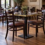 Chaises de restaurant CHR en hêtre et similicuir dans une salle dressée