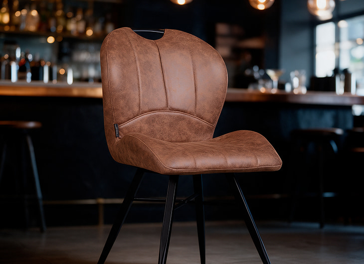 Chaises vintage CHR à structure métal dans un bar à cocktails