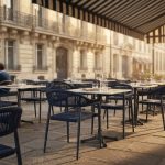 Mobilier terrasse CHR avec chaises en rotin synthétique et tables de terrasse devant une brasserie